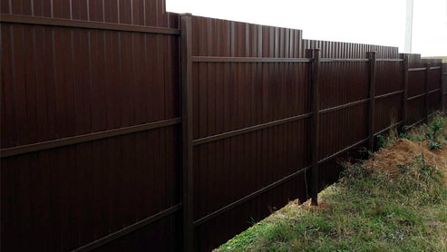 Забор для дачи из профлиста коричневый